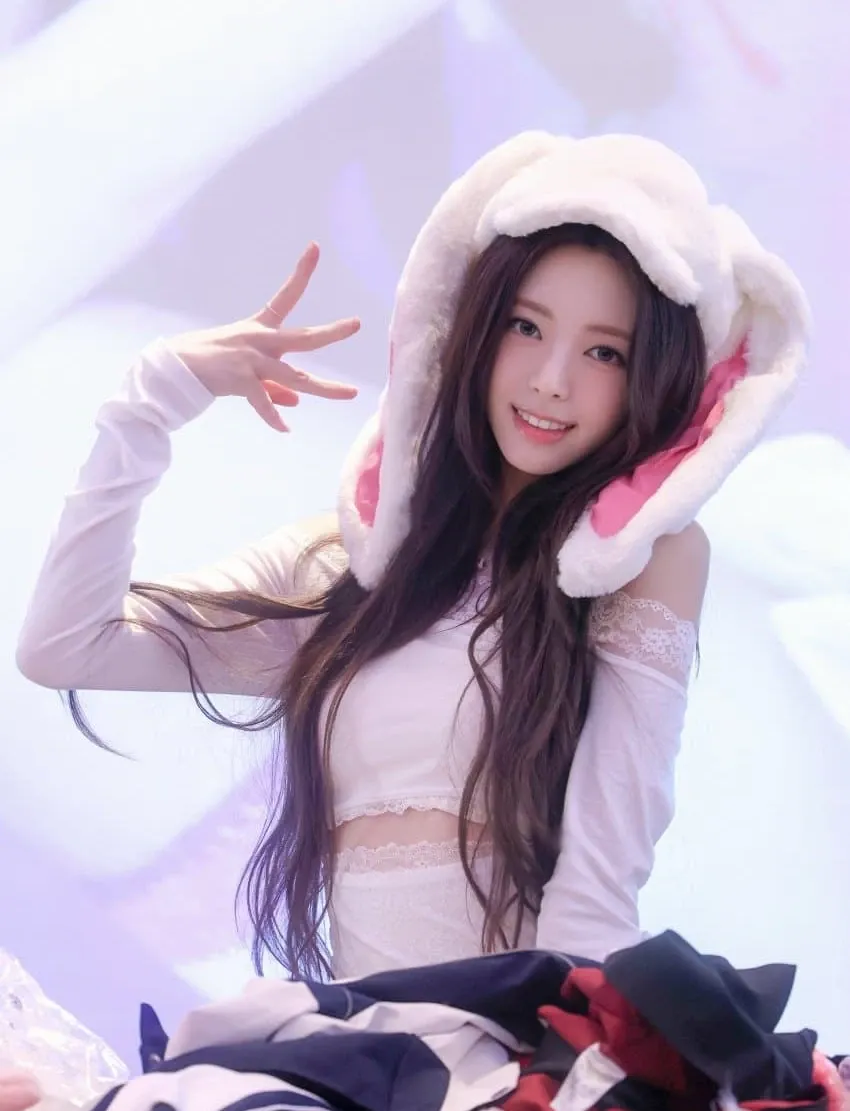 Recent activity shot of Yuna (ITZY)