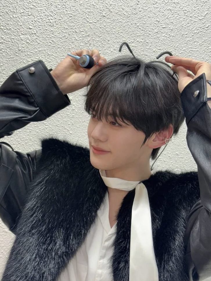 Recent activity shot of Kim Gyuvin (ZEROBASEONE)