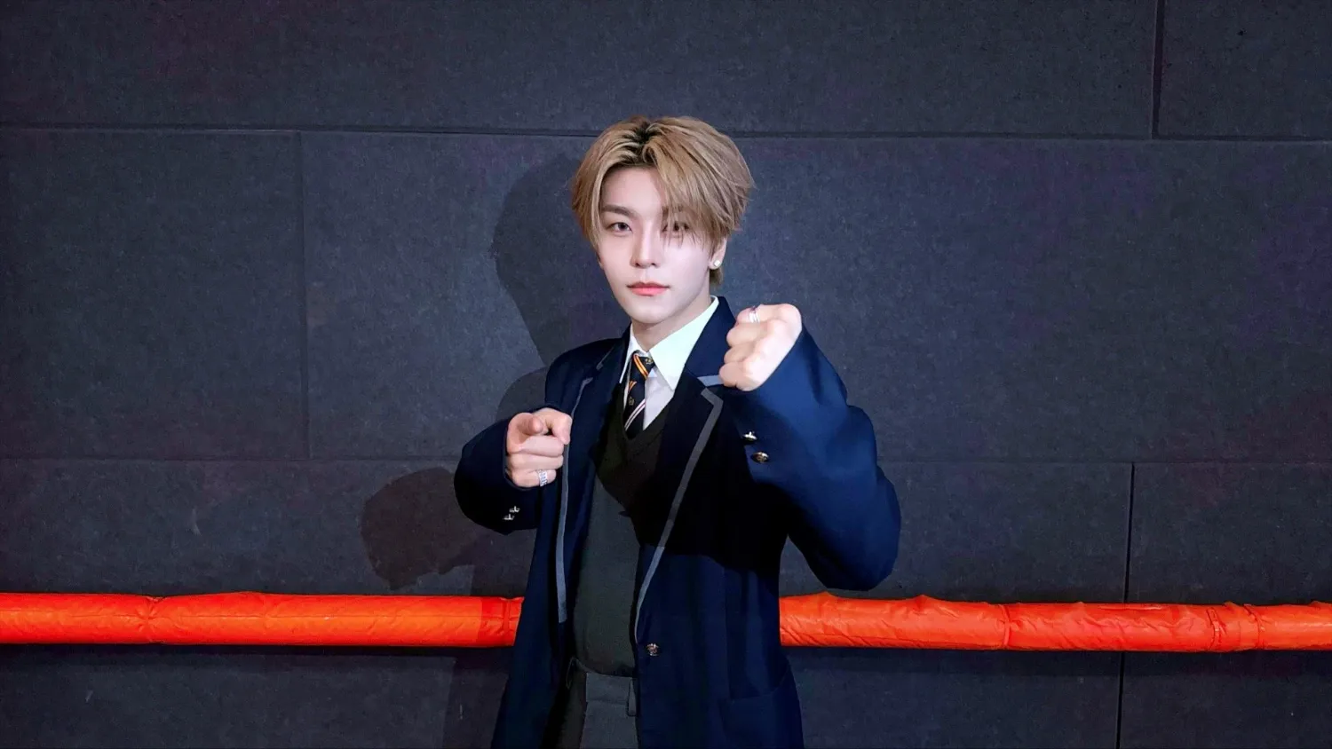 Behind-the-scenes cut of He Xinlong (ALPHA DRIVE ONE)