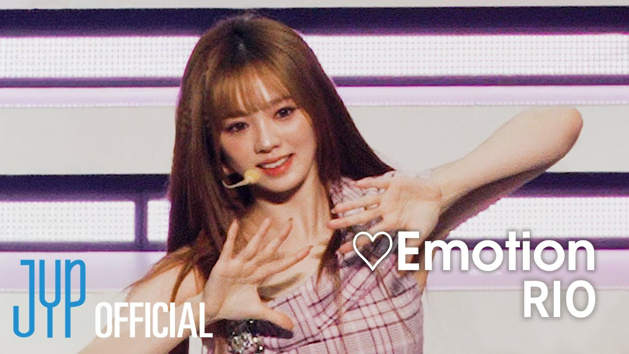 Behind-the-scenes cut of Rio (NiziU)