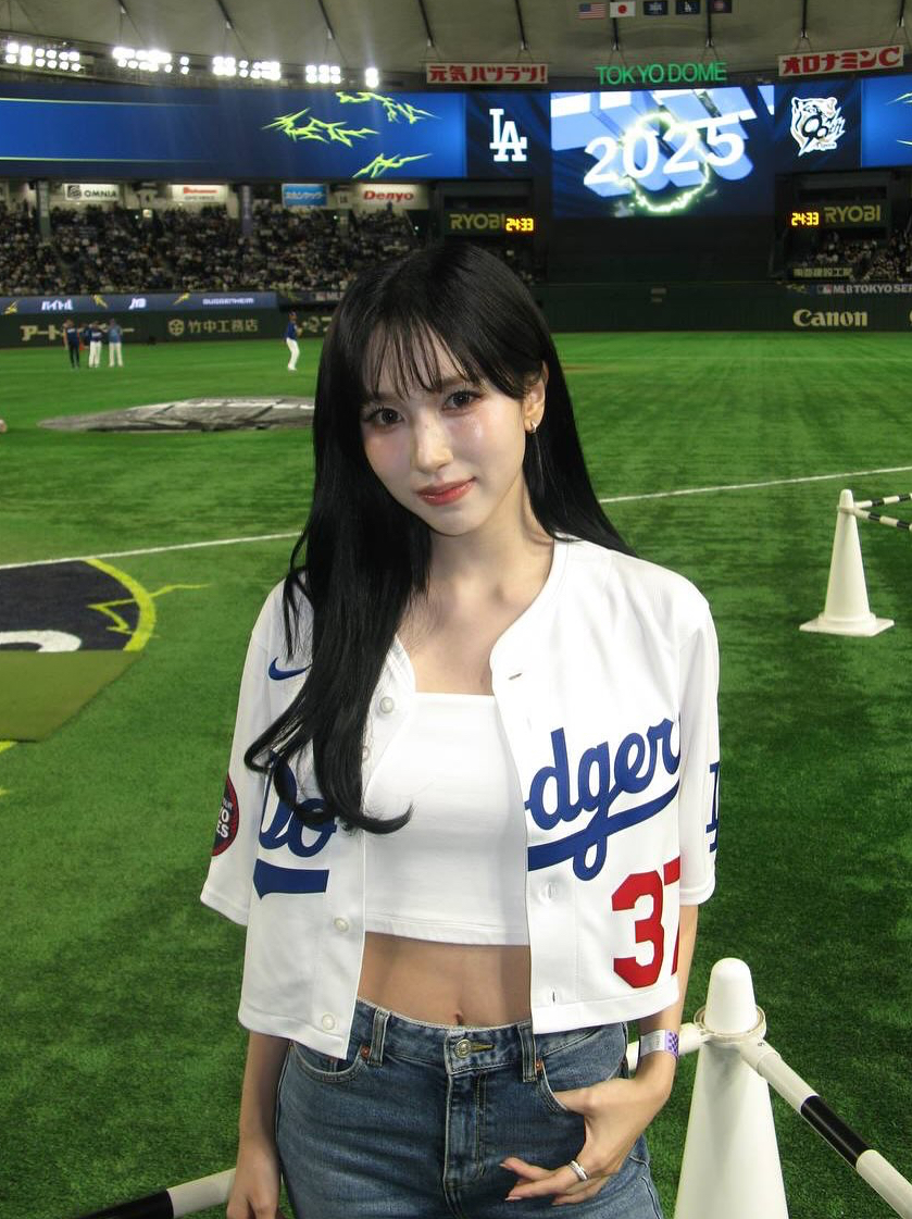 Foto aktivitas terbaru Mina (TWICE)