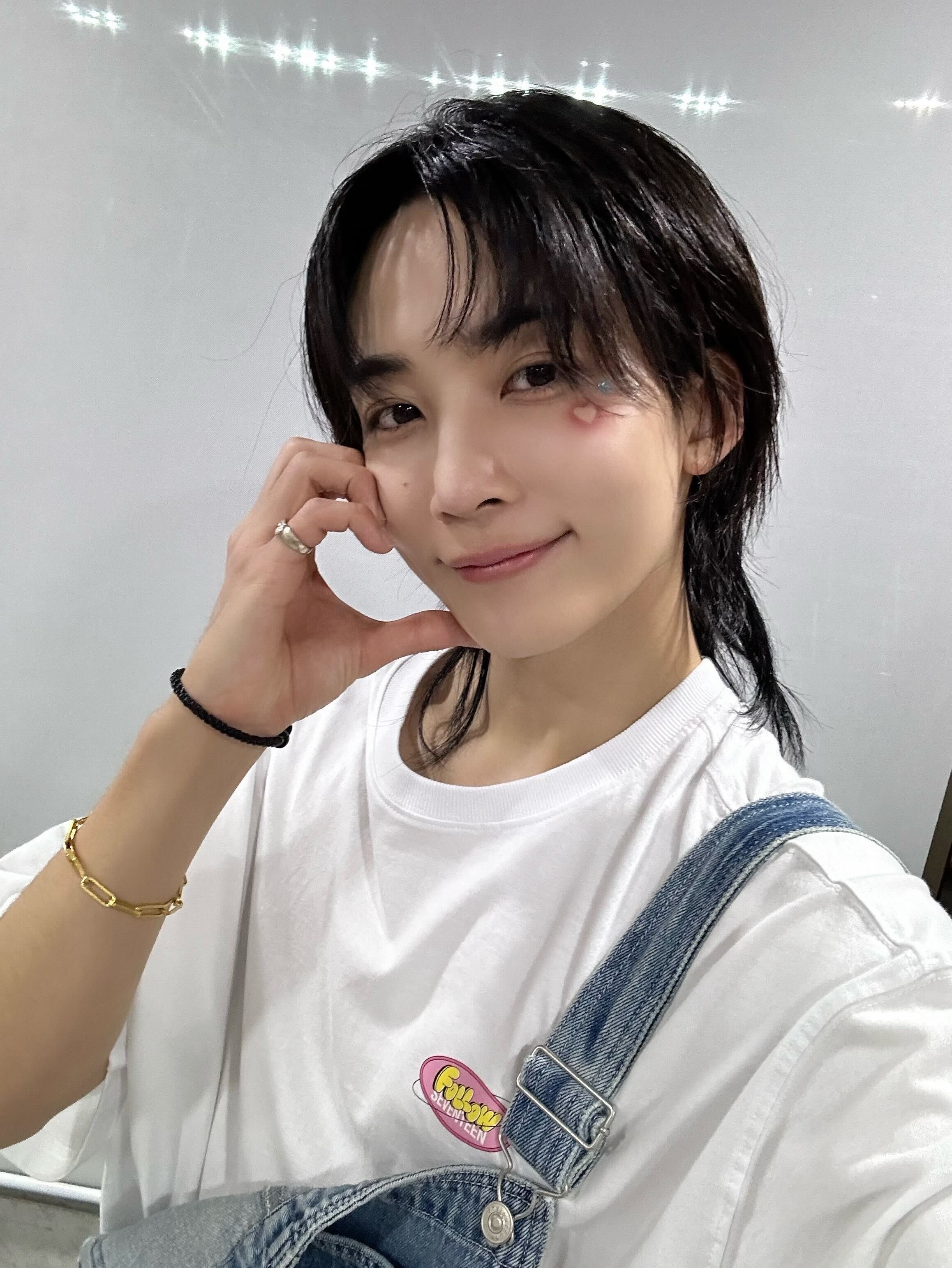 A moment captured by Jeonghan (SEVENTEEN)'s fan