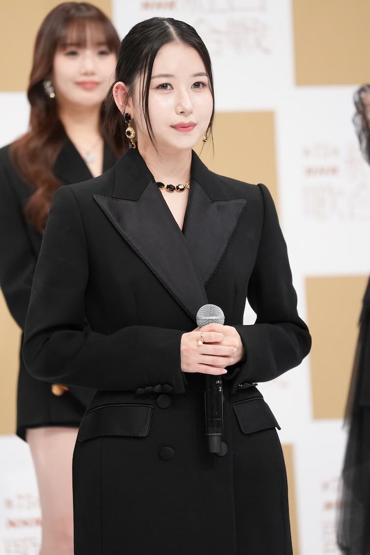 Behind-the-scenes cut of Kasahara Momona (ME:I)