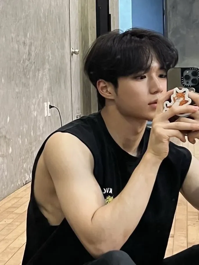 Behind-the-scenes cut of Kim Junseo (ALPHA DRIVE ONE)