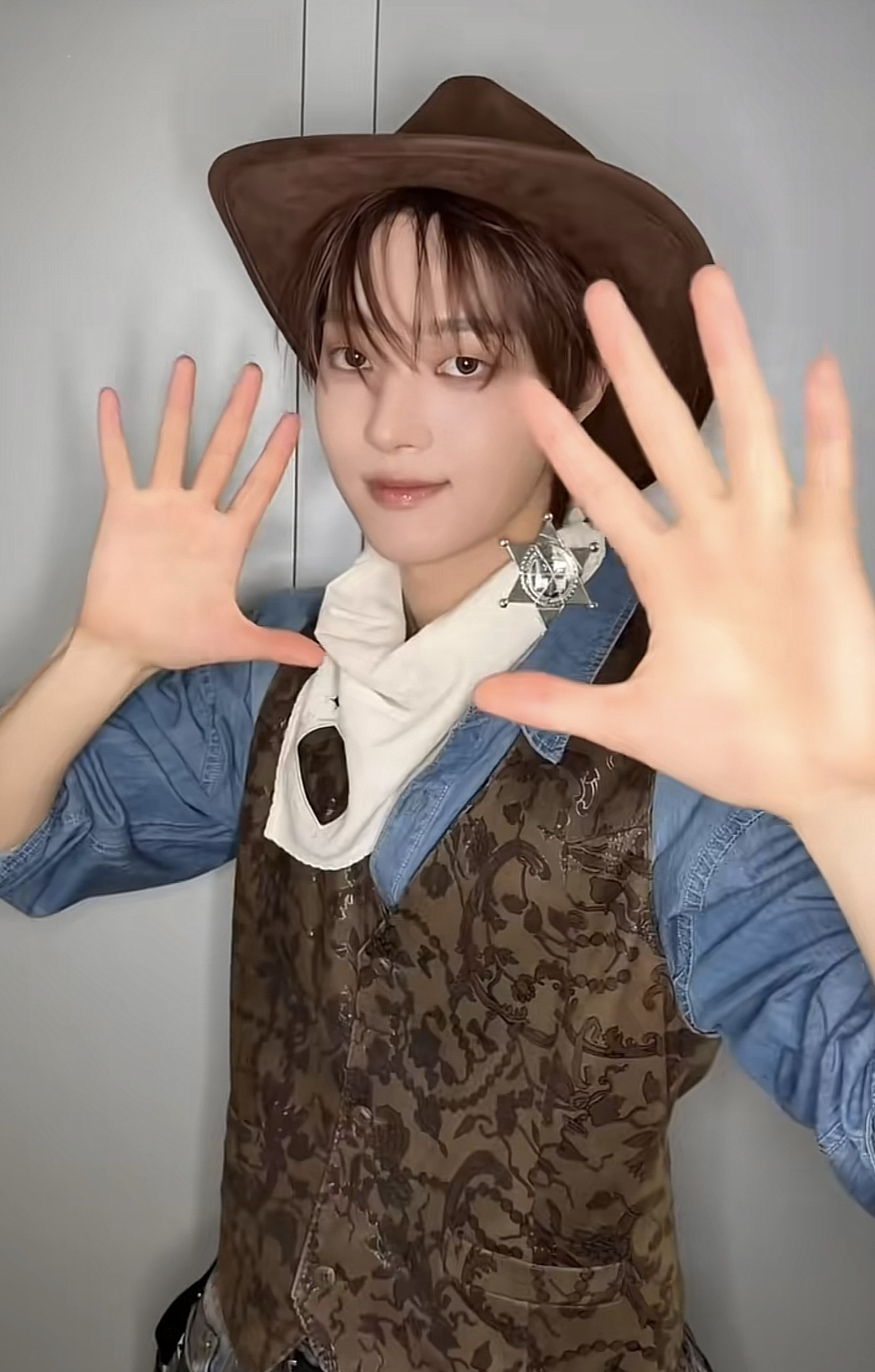 Behind-the-scenes cut of EJ (&TEAM)