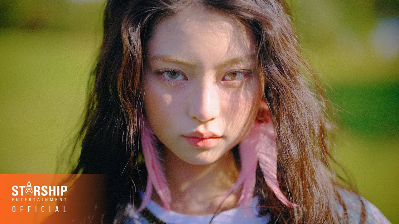 Behind-the-scenes cut of KiiiKiii