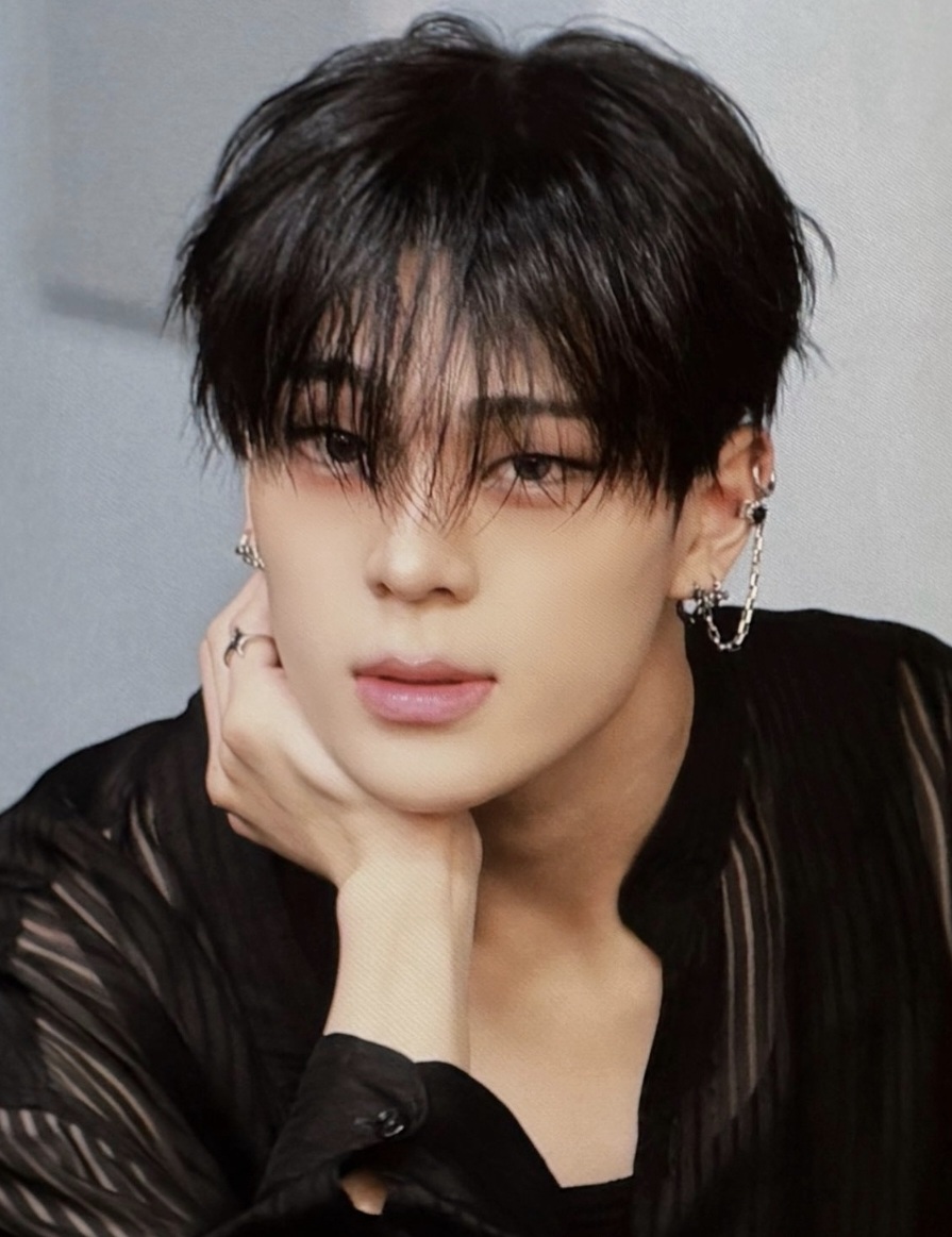 Behind-the-scenes cut of Kim Junmin (WHIB)