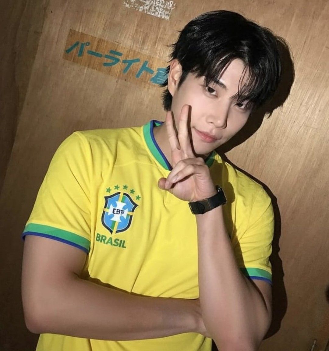 A moment captured by MJ (ASTRO)'s fan