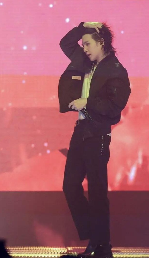 Foto aktivitas terbaru SUGA (BTS)