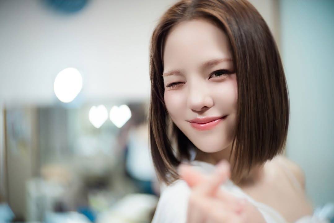 Behind-the-scenes cut of Mako (NiziU)