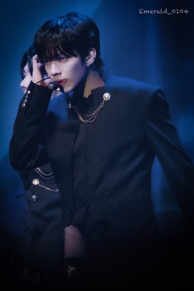 A moment captured by JL (AHOF)'s fan