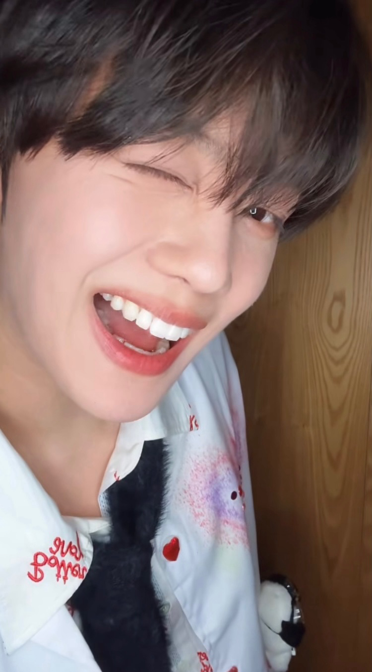 A moment captured by Kim Gyuvin (ZEROBASEONE)'s fan