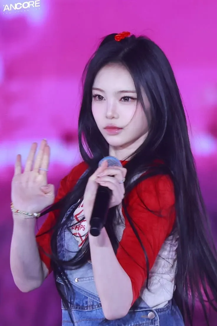 A moment captured by Ian (Hearts2Hearts)'s fan