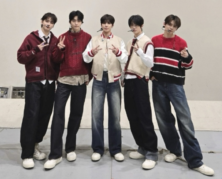 Foto aktivitas terbaru TOMORROW X TOGETHER