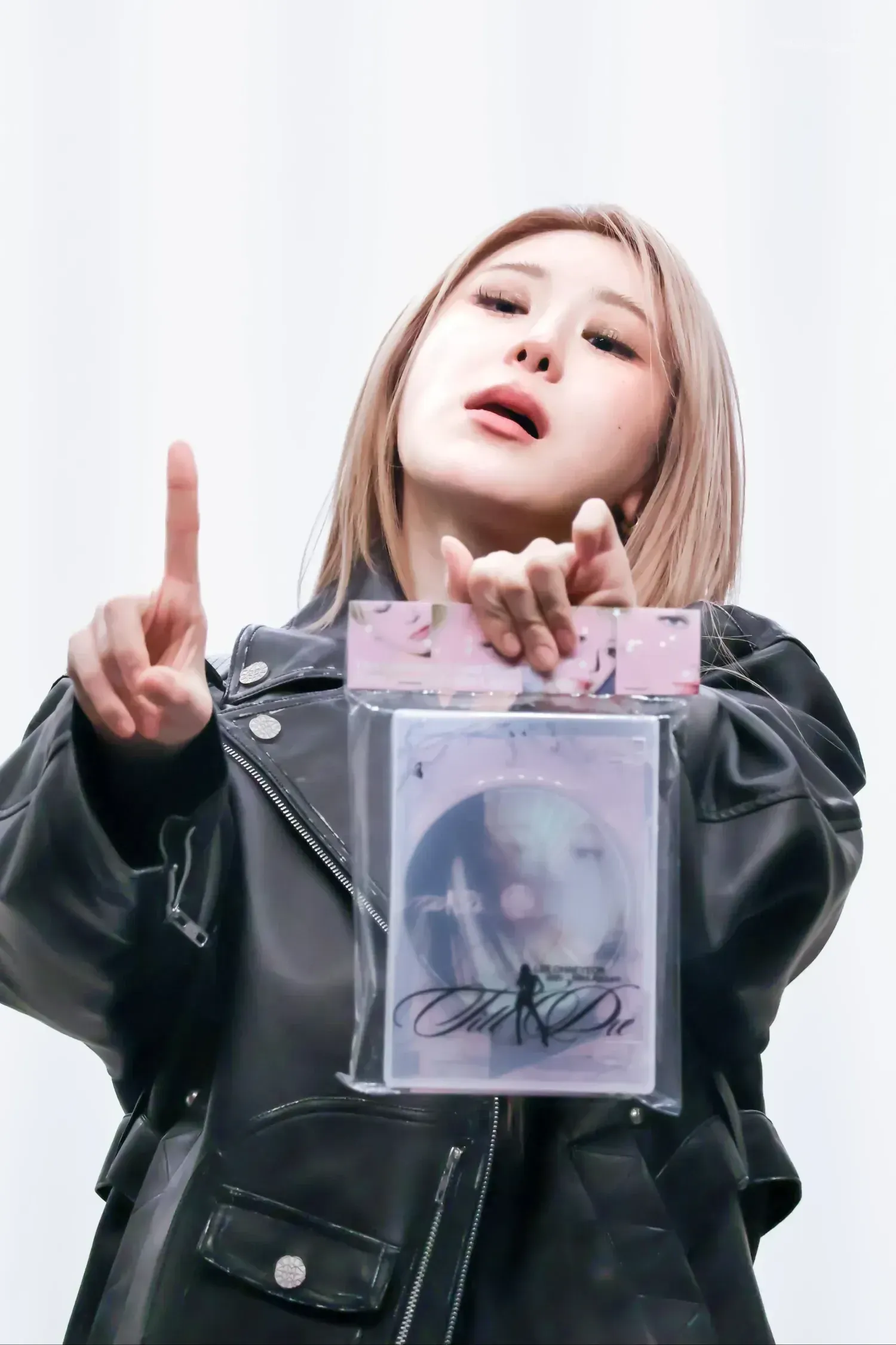 A moment captured by Lee Chaeyeon's fan