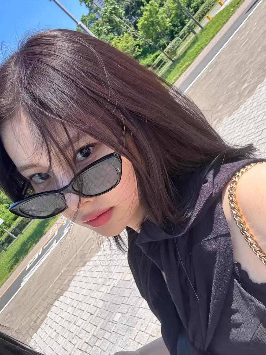 A moment captured by Kang Hyewon's fan