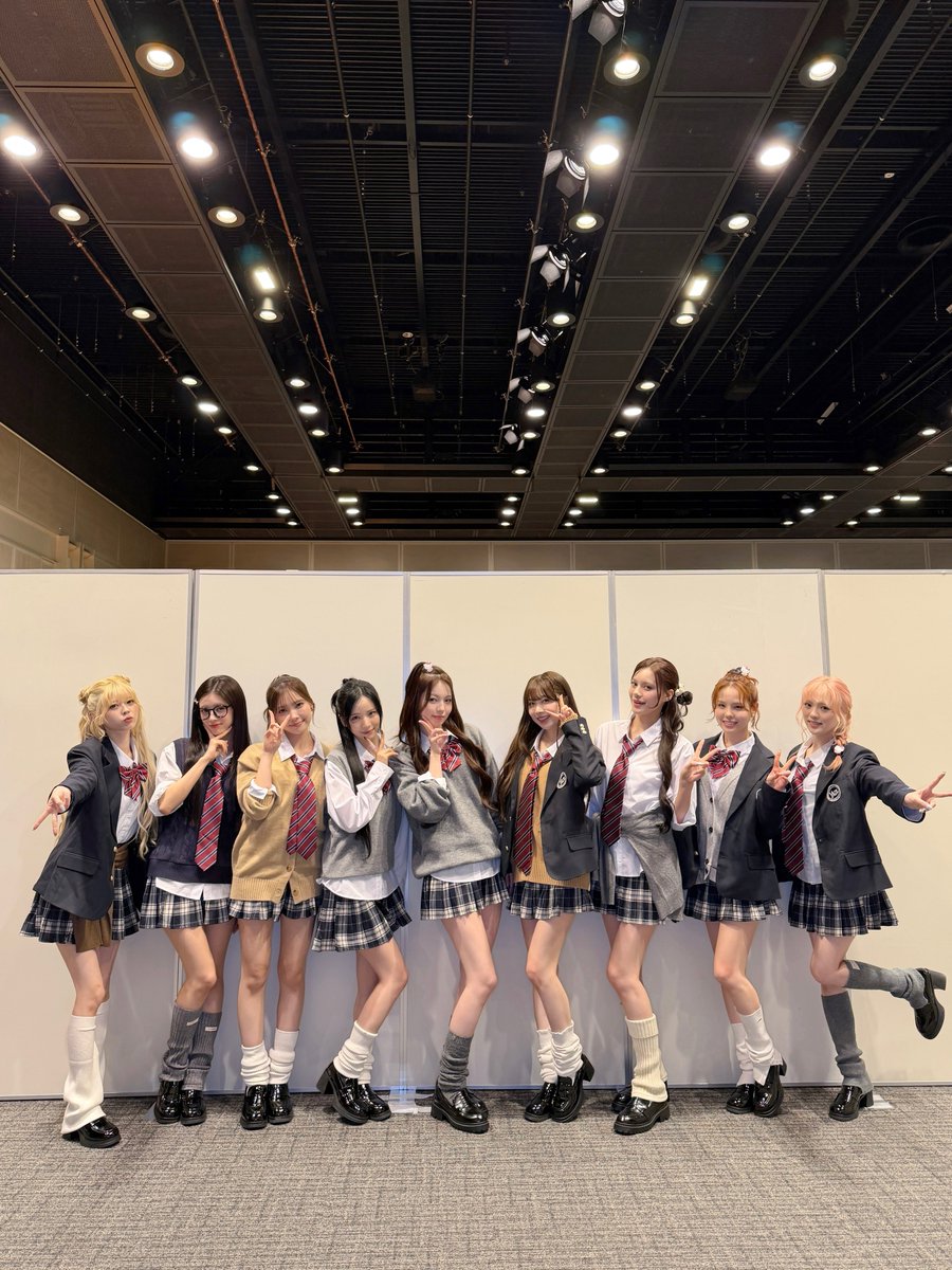 Potret di balik layar NiziU