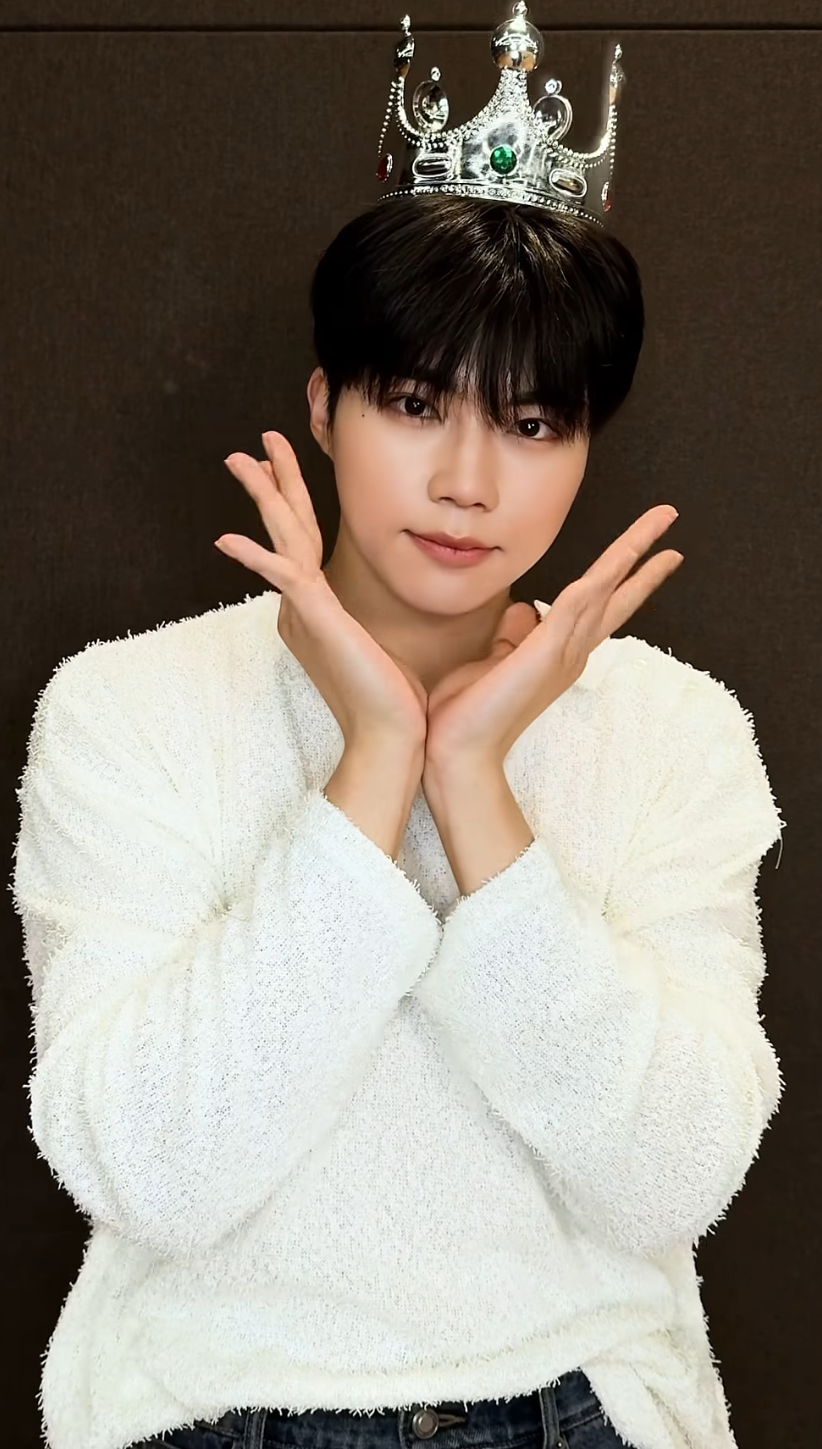A heartfelt wallpaper shared by Park Gunwook (ZEROBASEONE)'s fans
