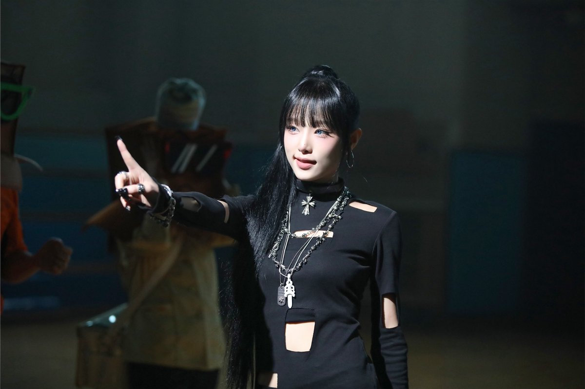 Behind-the-scenes cut of Choi Yena