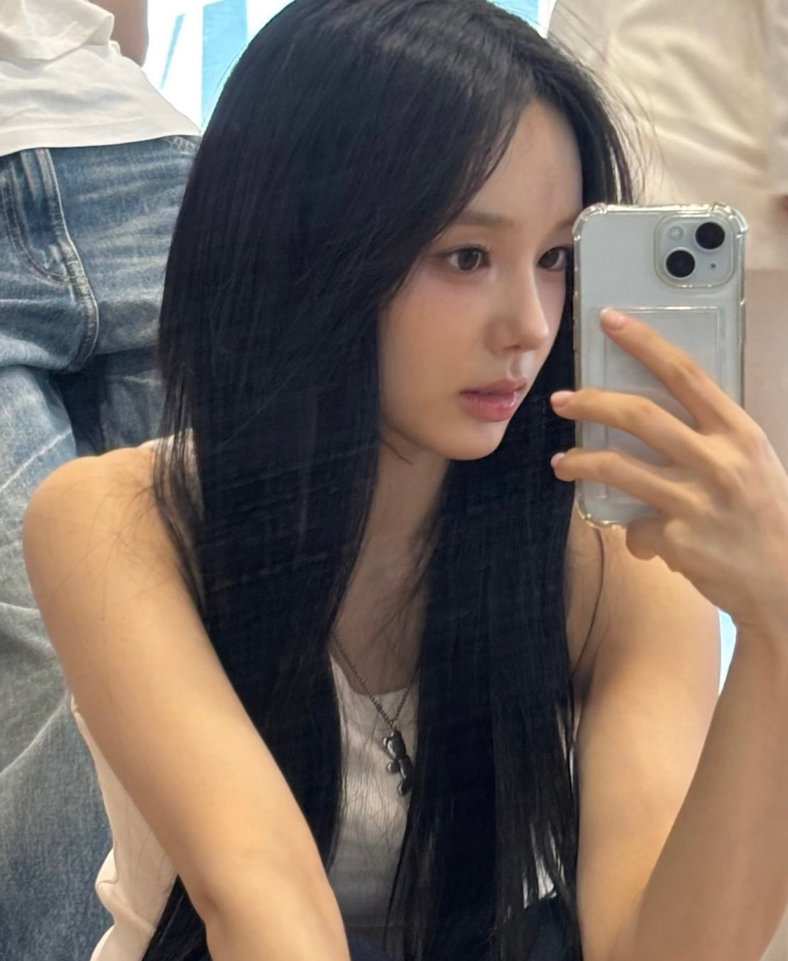 Behind-the-scenes cut of Ryu Sarang (izna)