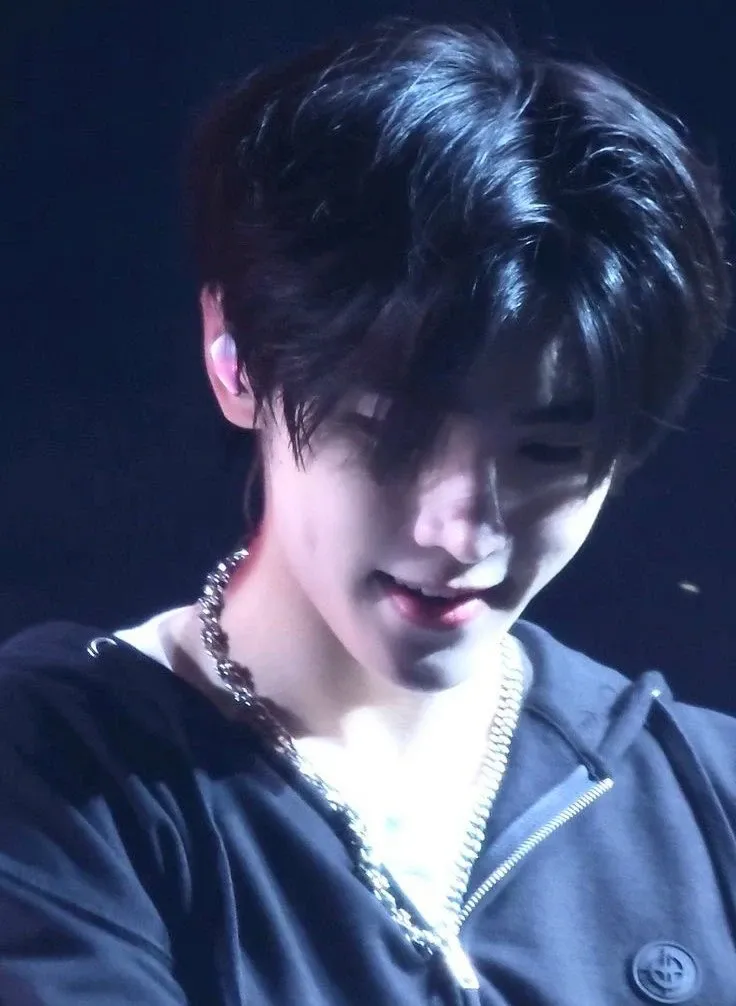 Foto aktivitas terbaru Sunghoon (ENHYPEN)