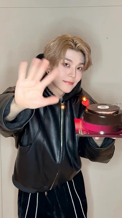 A moment captured by He Xinlong (ALPHA DRIVE ONE)'s fan