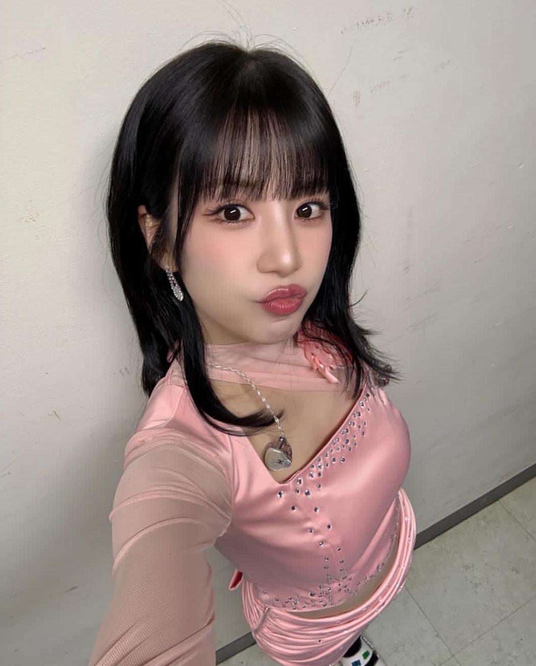 Behind-the-scenes cut of Apink