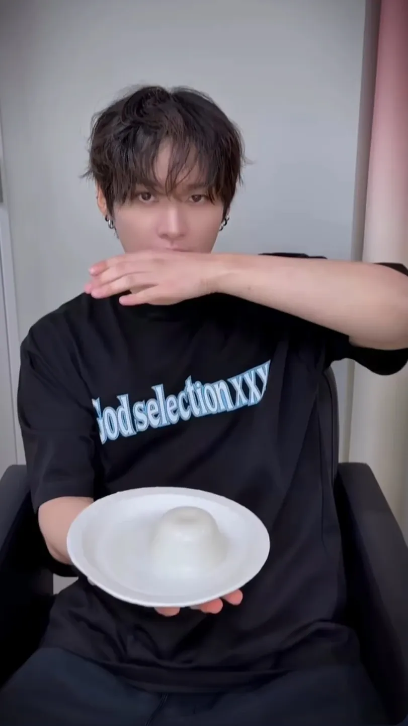 Behind-the-scenes cut of Lee Know (Stray Kids)
