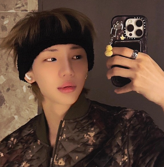 Behind-the-scenes cut of Junhyeok (TNX)