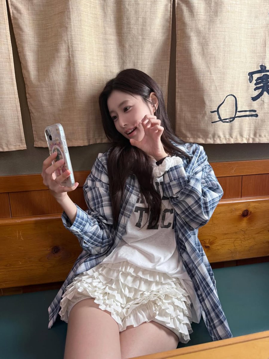 A moment captured by Kang Hyewon's fan