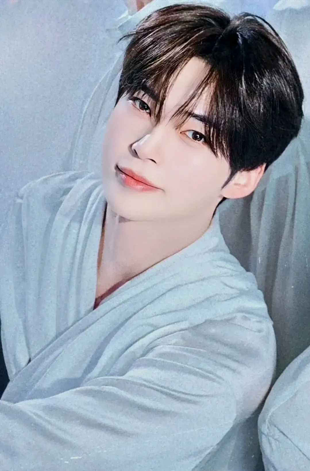 Foto terbaru Sung Hanbin (ZEROBASEONE)