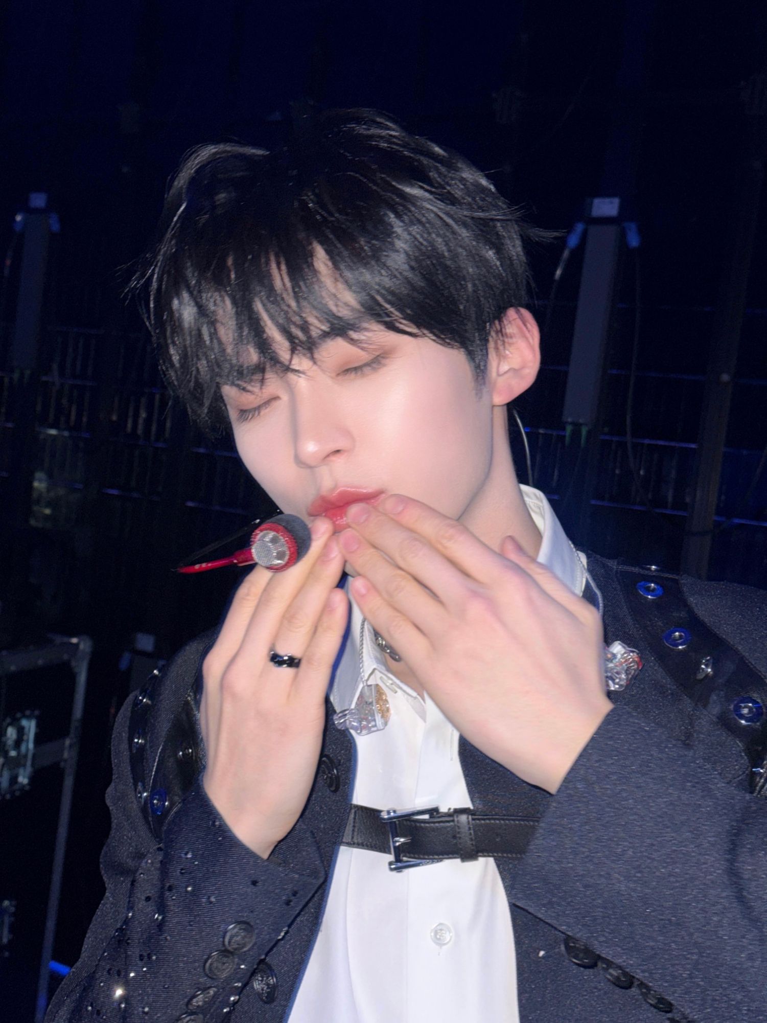 Behind-the-scenes cut of Sung Hanbin (ZEROBASEONE)