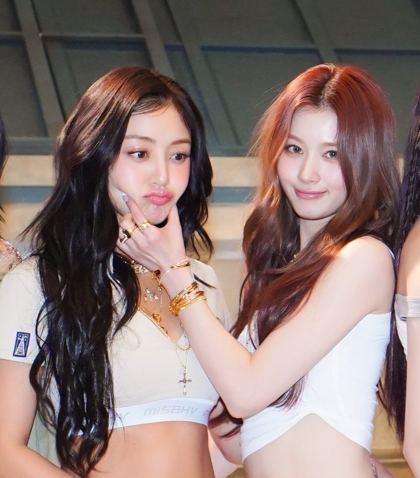 Feed komunitas K-pop terpanas hari ini