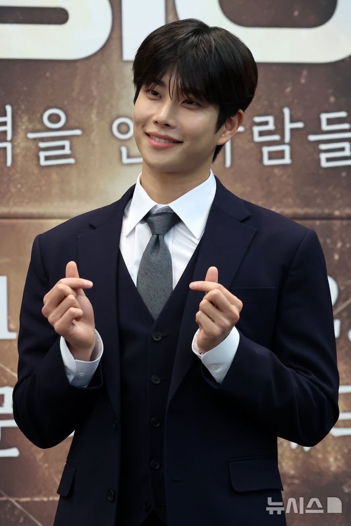 A moment captured by MJ (ASTRO)'s fan