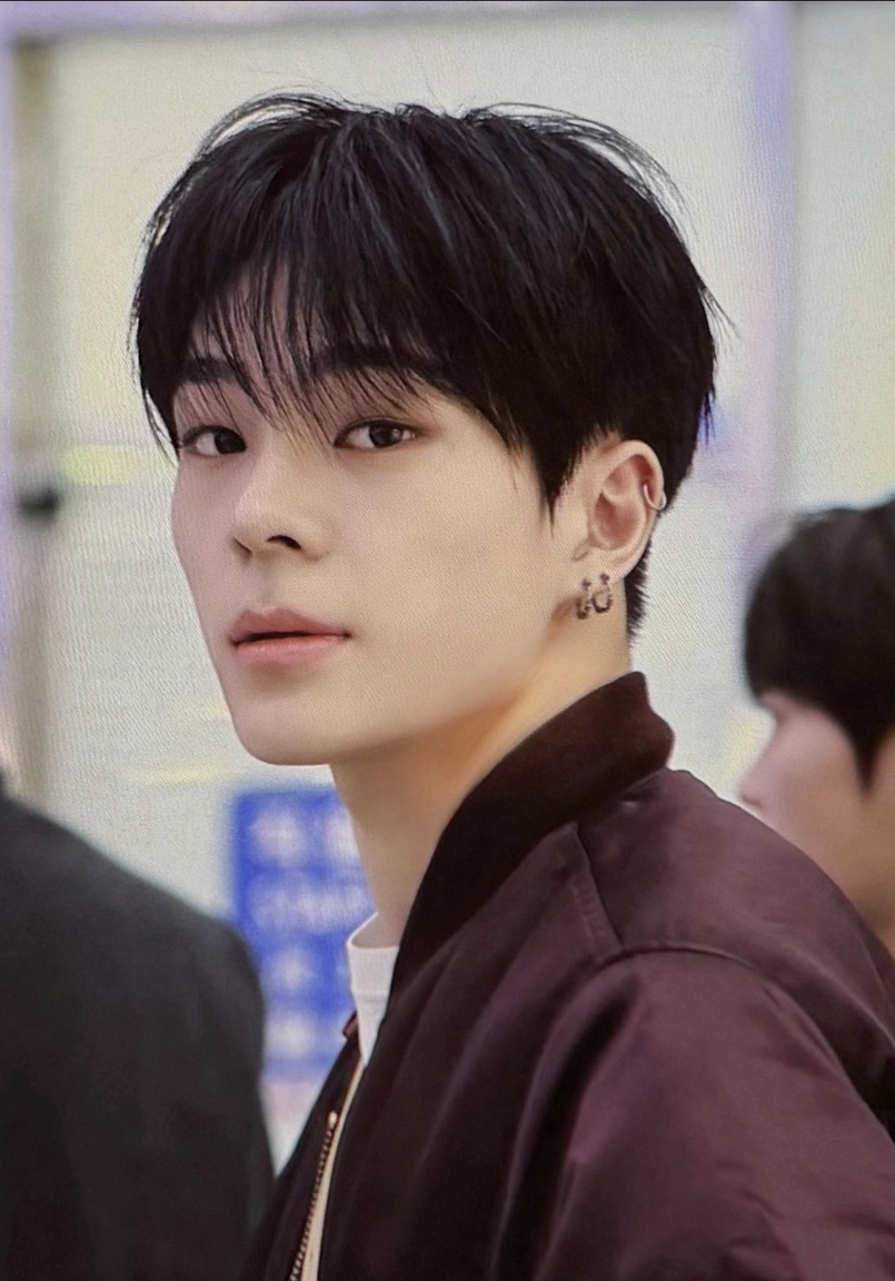 Behind-the-scenes cut of Kim Junmin (WHIB)