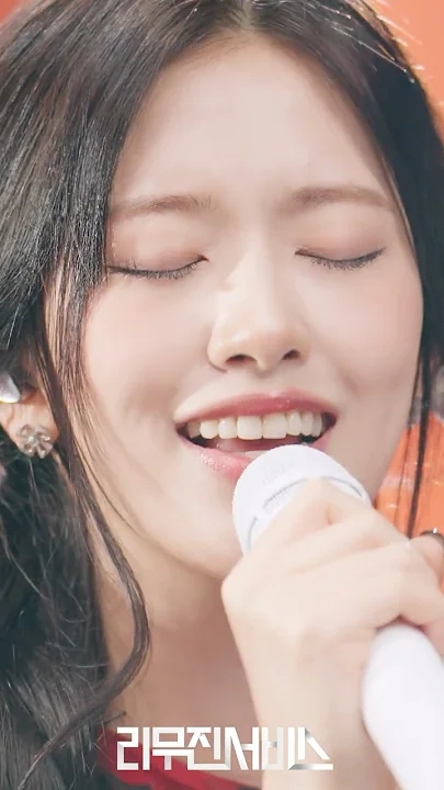 A moment captured by An Yujin (IVE)'s fan