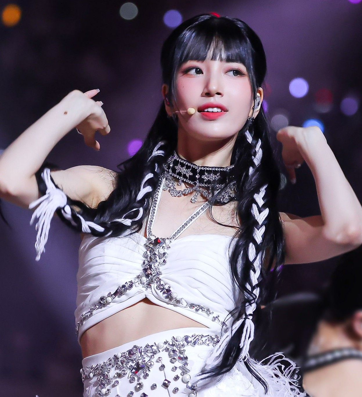 Behind-the-scenes cut of Suzy