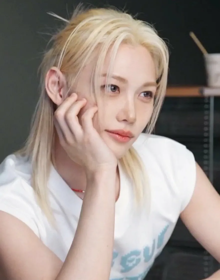Latest photo of Felix (Stray Kids)