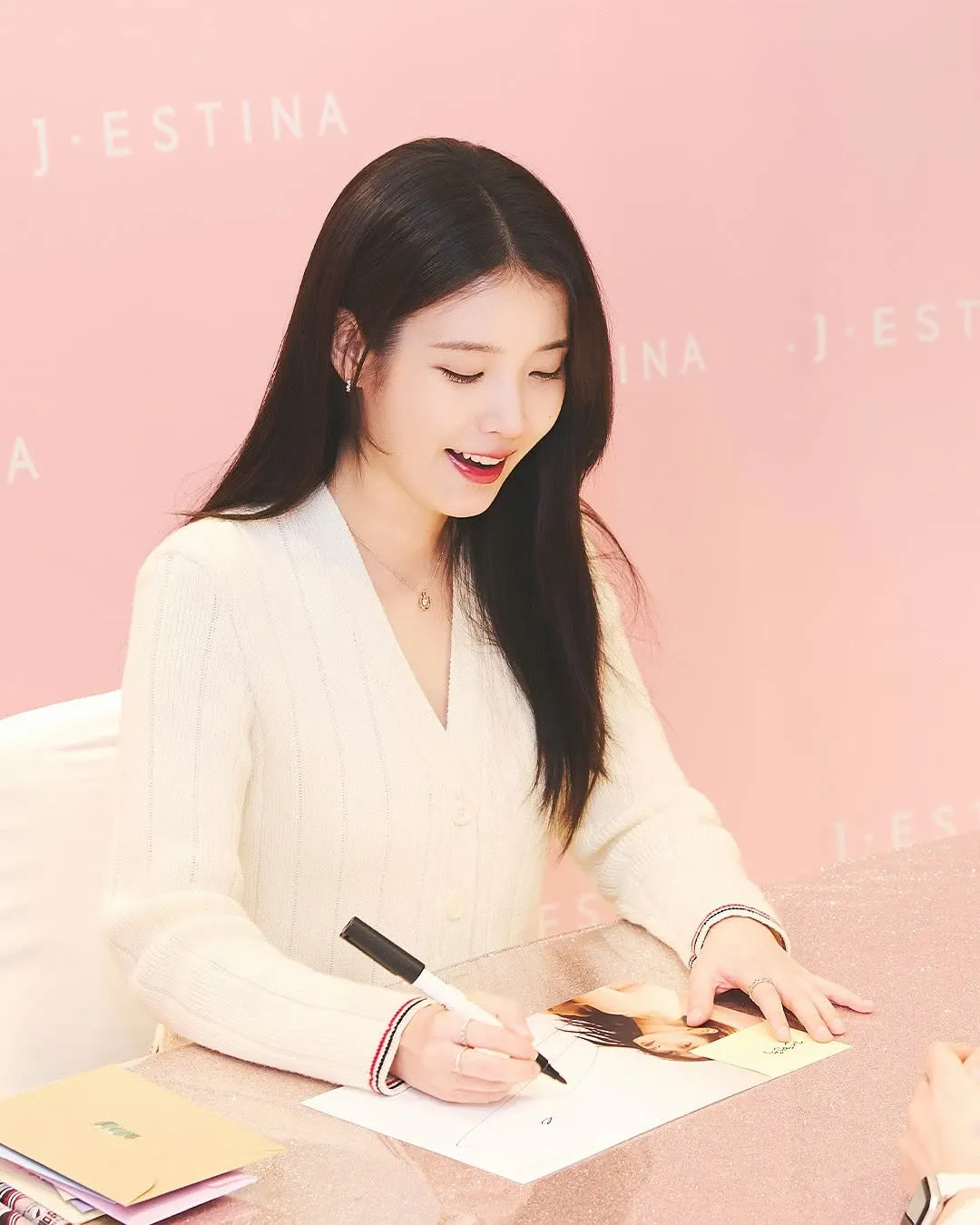 Momen yang diabadikan oleh penggemar IU