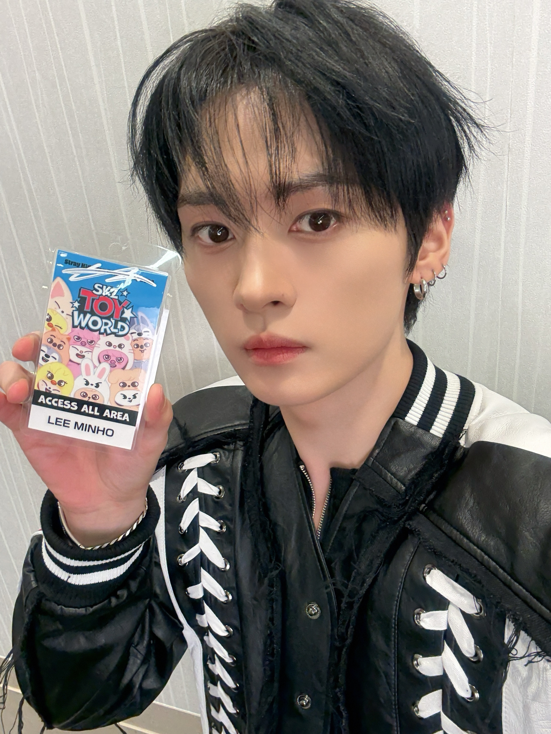 Latest photo of Lee Know (Stray Kids)