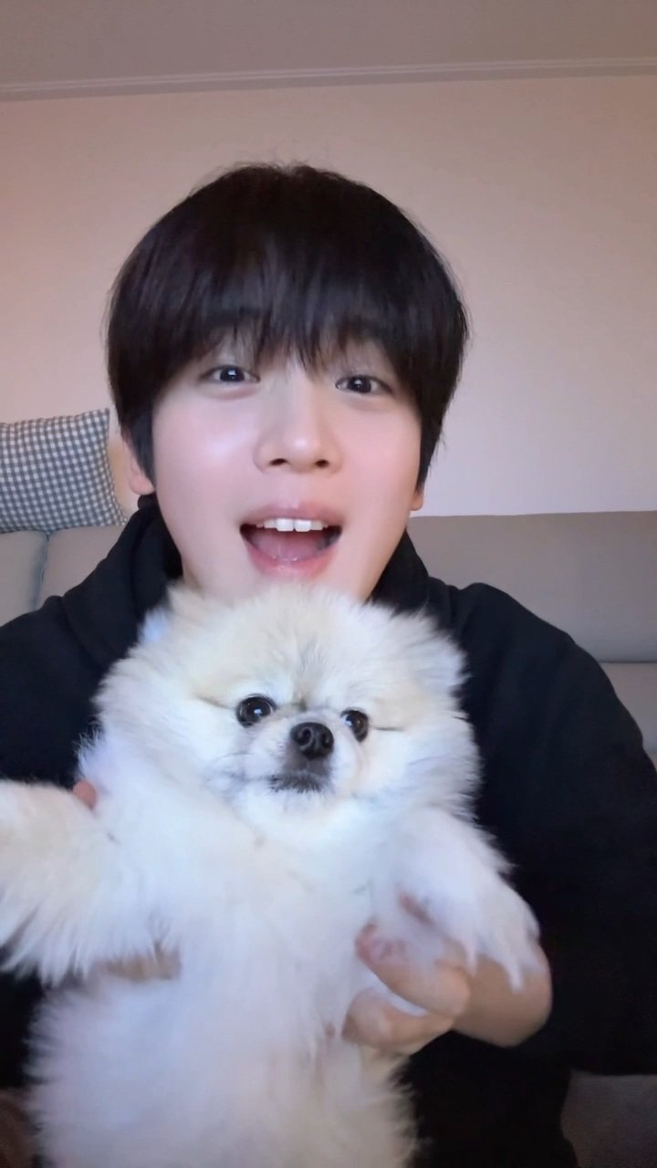 최애 팬덤이 추천하는 김요한 (위아이) 배경 이미지