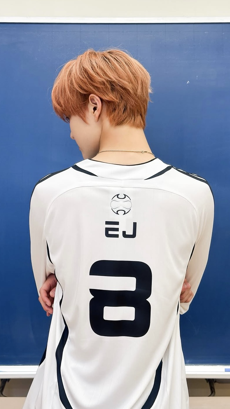 Latest photo of EJ (&TEAM)
