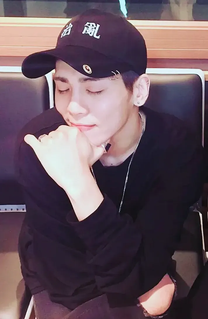 A moment captured by Jonghyun (SHINee)'s fan