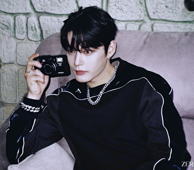 Behind-the-scenes cut of Kim Jiwoong (ZEROBASEONE)