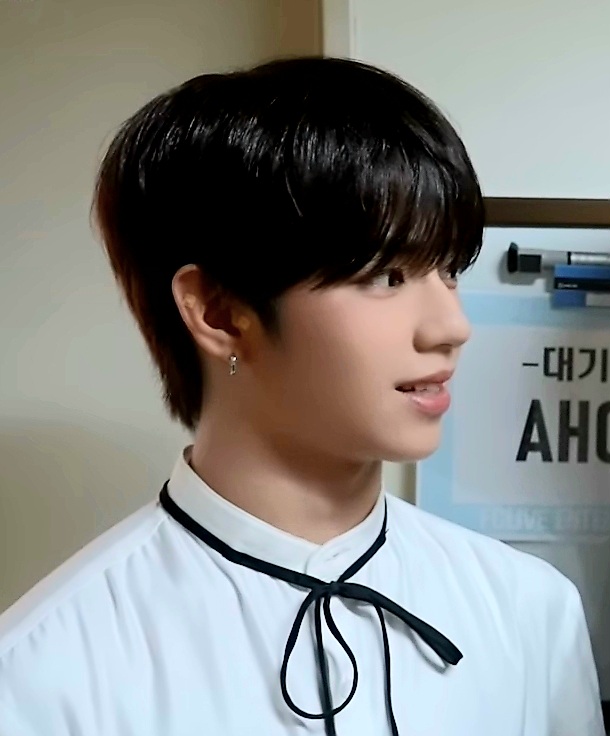 A moment captured by JL (AHOF)'s fan