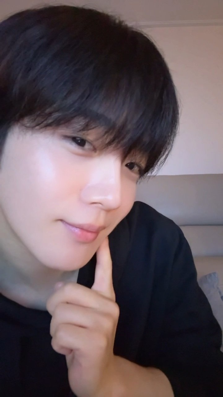 최애 팬덤이 추천하는 김요한 (위아이) 배경 이미지