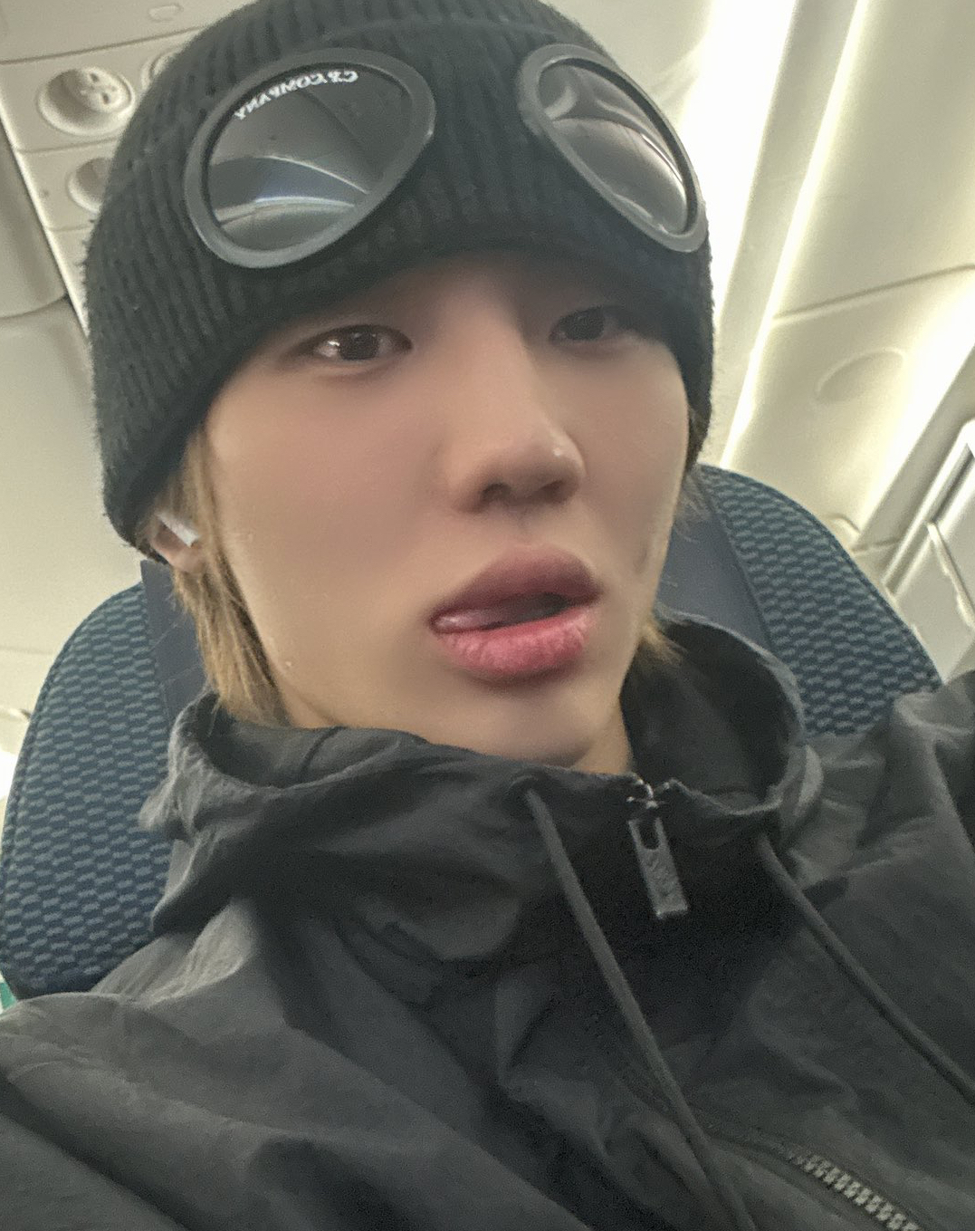 Behind-the-scenes cut of Junhyeok (TNX)