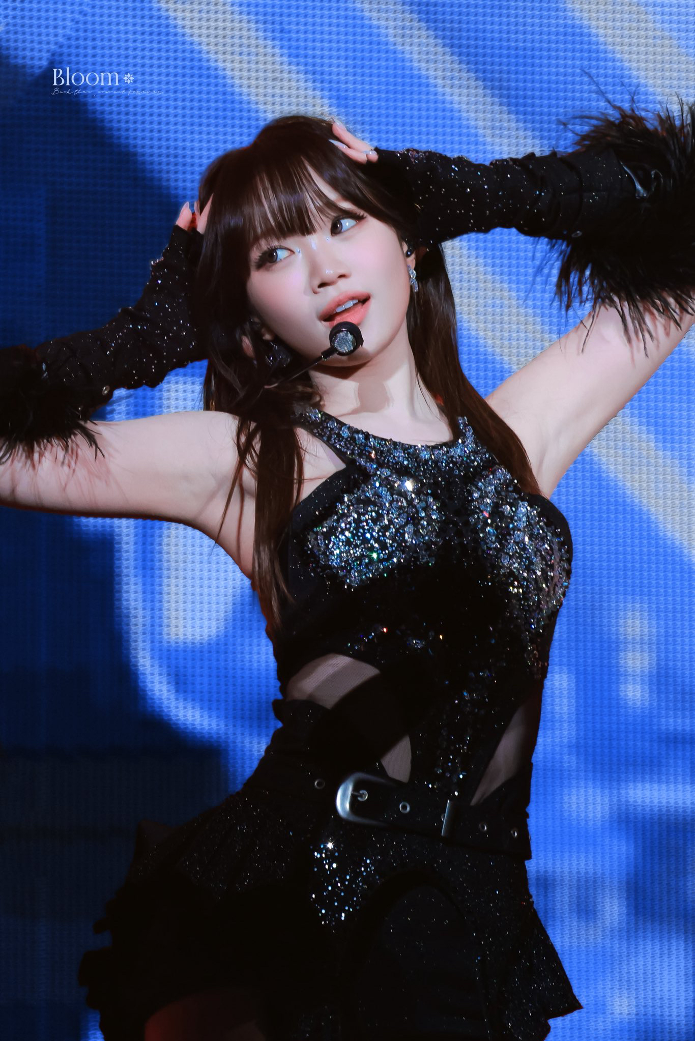 A moment captured by Kim Chaewon (LE SSERAFIM)'s fan