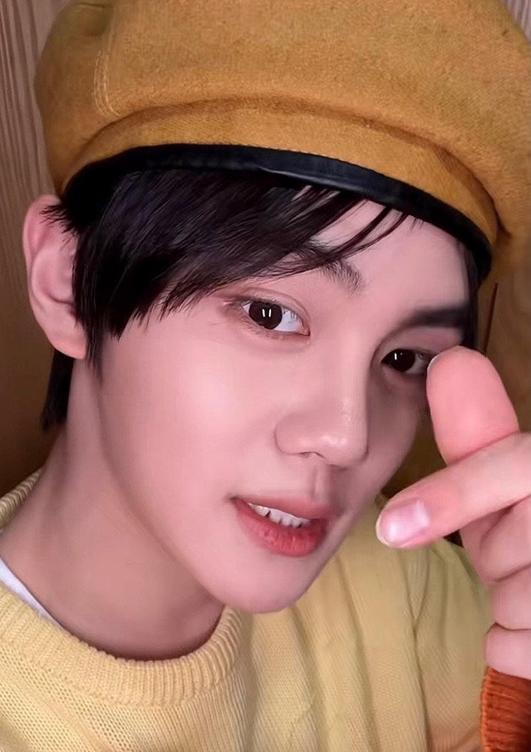 Latest photo of Kim Gyuvin (ZEROBASEONE)