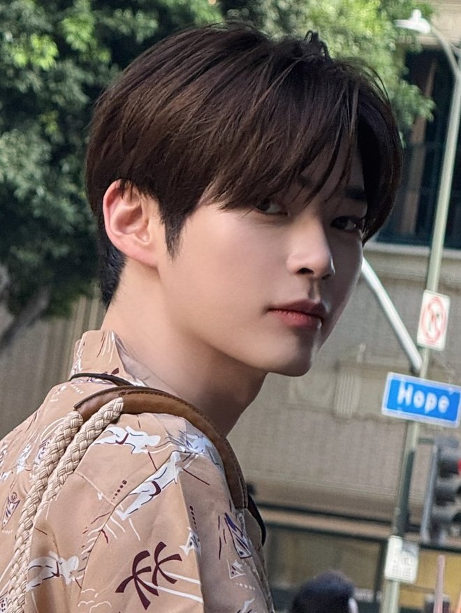 Latest photo of Sung Hanbin (ZEROBASEONE)